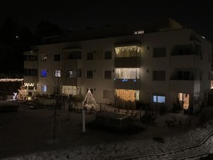 Es weihnachtet - die Karl Geisz Straße im Winter bei Nacht